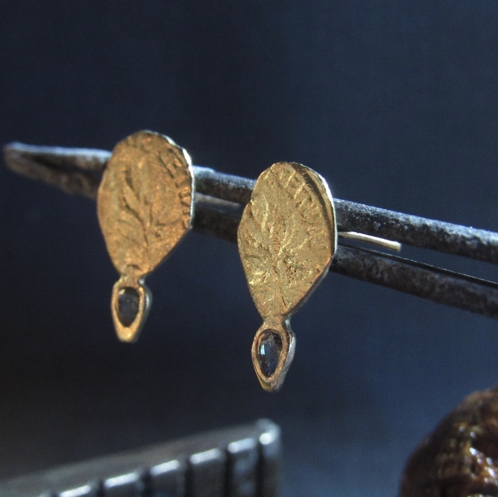 Gold diamonds earrings.